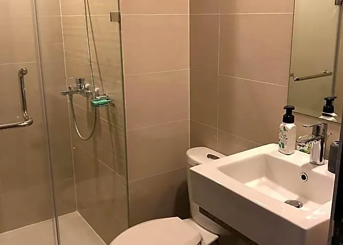Modern And Cozy Near Airport Terminal 3 4*